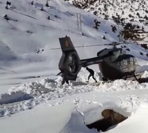 تدخل جوي عاجل للدرك الملكي ينقذ طفلين علقا وسط الثلوج