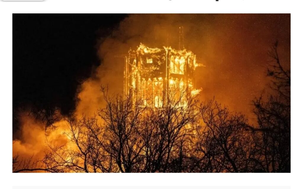 نيران رأس السنة تلتهم جزءََ من تاريخ أمستردام: حريق هائل يدمّر كنيسة أثرية وانهيار برجها بالكامل