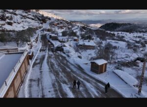 ثلوج وجدة.. الأرصاد الجوية تكشف “السر العلمي” وراء الظاهرة النادرة