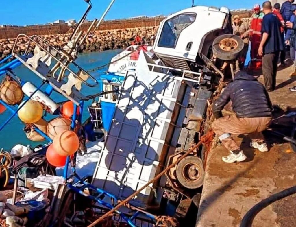 حادث غريب في ميناء آسفي: شاحنة “تطير” لتستقر فوق مركب صيد