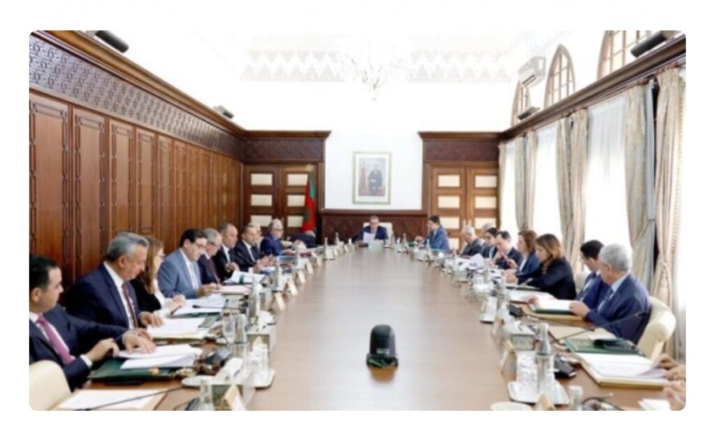 بين إقرار القانون وغضب “البدلة السوداء”.. الحكومة تصادق على إصلاح مهنة المحاماة وسط شلل بالمحاكم