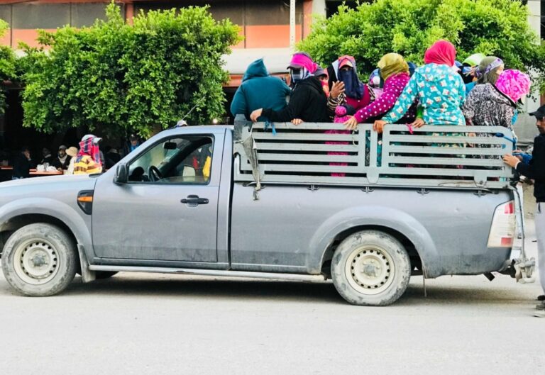 صور صادمة تعيد إلى الواجهة واقع نقل العمال الزراعيين بأكادير