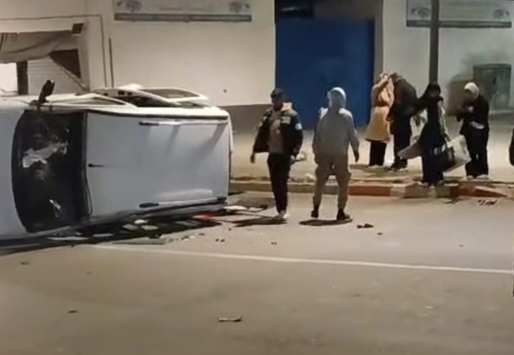 تزامنًا مع أذان الفجر.. “النقل السري” يقلب سيارة بملتقى قاضي عياض بأكادير ويُنجي ركابها من كارثة