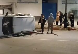 تزامنًا مع أذان الفجر.. “النقل السري” يقلب سيارة بملتقى قاضي عياض بأكادير ويُنجي ركابها من كارثة