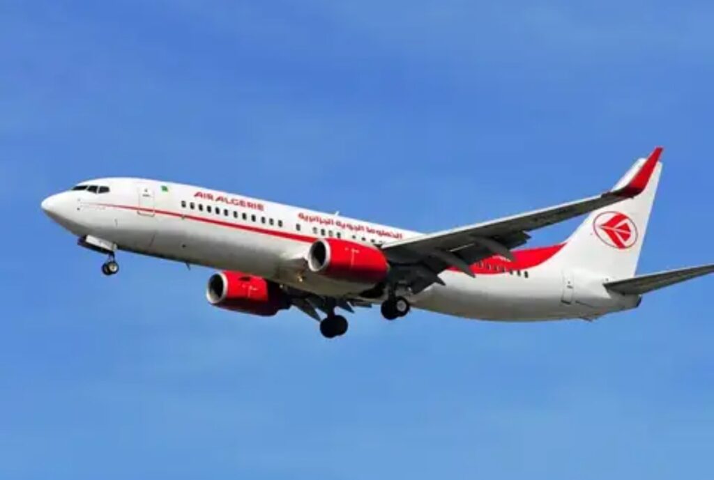 “لا تربية ولا أخلاق”.. سلوك “مشين” لمُرحّل جزائري من لندن يثير غضباً واسعاً على متن طائرة