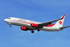 “لا تربية ولا أخلاق”.. سلوك “مشين” لمُرحّل جزائري من لندن يثير غضباً واسعاً على متن طائرة