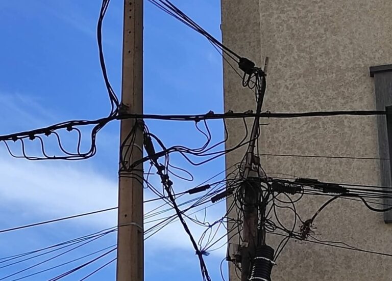 أسلاك الموت في شوارع أيت ملول… خطر صامت يهدد سلامة المواطنين