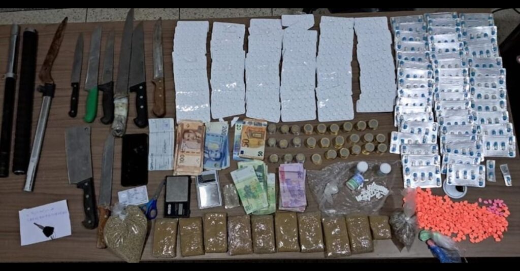 عملية أمنية تسفر عن ضبط 2123 قرصا مخدرا و11 سلاحا أبيضا