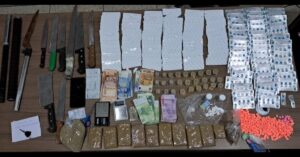 عملية أمنية تسفر عن ضبط 2123 قرصا مخدرا و11 سلاحا أبيضا