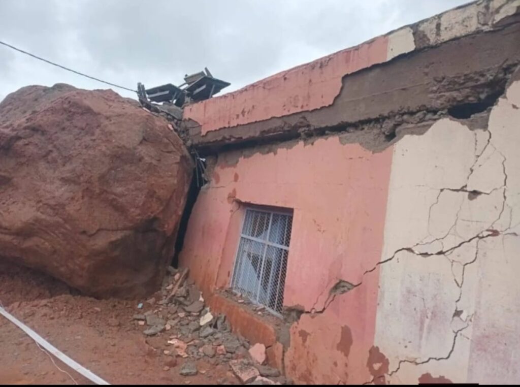 عناية إلهية تنقذ تلاميذ مدرسة قروية من كارثة محققة بعد سقوط صخرة عملاقة على المؤسسة