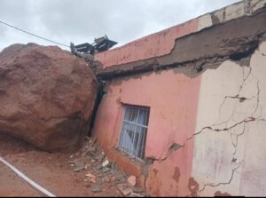 عناية إلهية تنقذ تلاميذ مدرسة قروية من كارثة محققة بعد سقوط صخرة عملاقة على المؤسسة