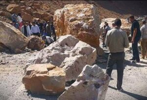 صخرة عملاقة تودي بحياة شخصين في طريق جبلي