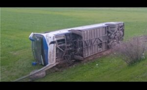 الاضطرابات الجوية تتسبب في انقلاب حافلة لنقل المسافرين