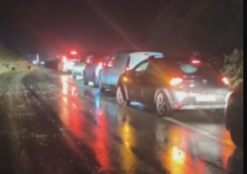 تيشكا تحت حصار الصخور: هكذا استعادت الطريق الوطنية رقم 9 نبضها بعد “ساعة الحصار”