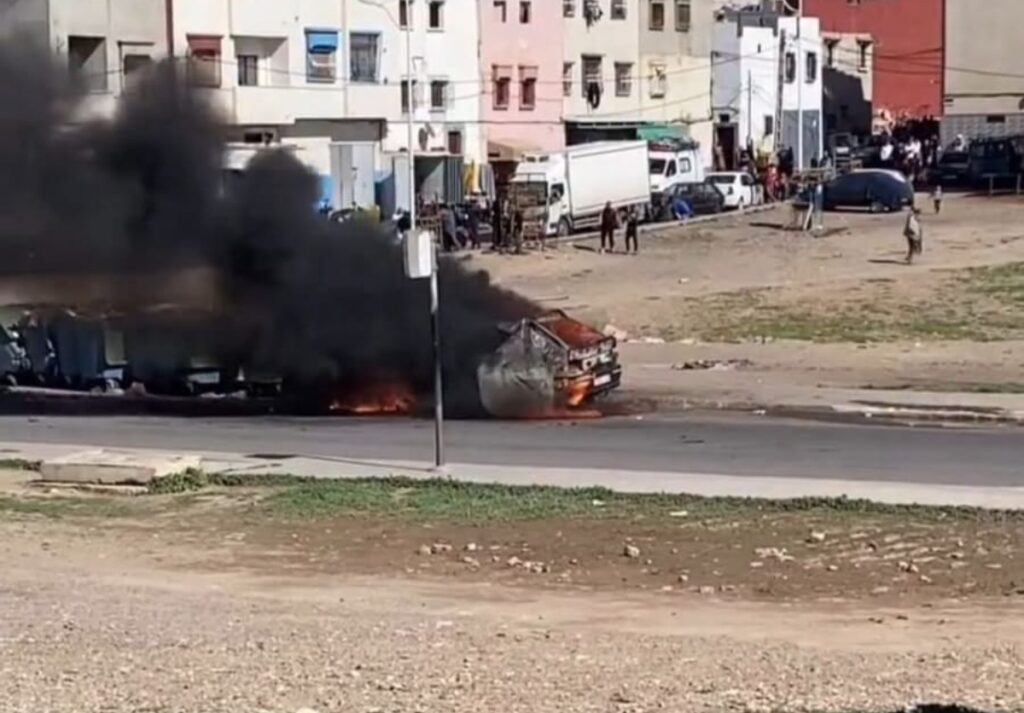 أكادير: النيران تلتهم سيارة للنقل السري وسط صدمة المارة ومستعملي الطريق