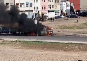 أكادير: النيران تلتهم سيارة للنقل السري وسط صدمة المارة ومستعملي الطريق