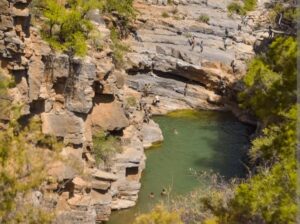 بين الحياة والموت.. تدخل بطولي لإنقاذ شاب سقط من منحدر “وادي الجنة” بأكادير