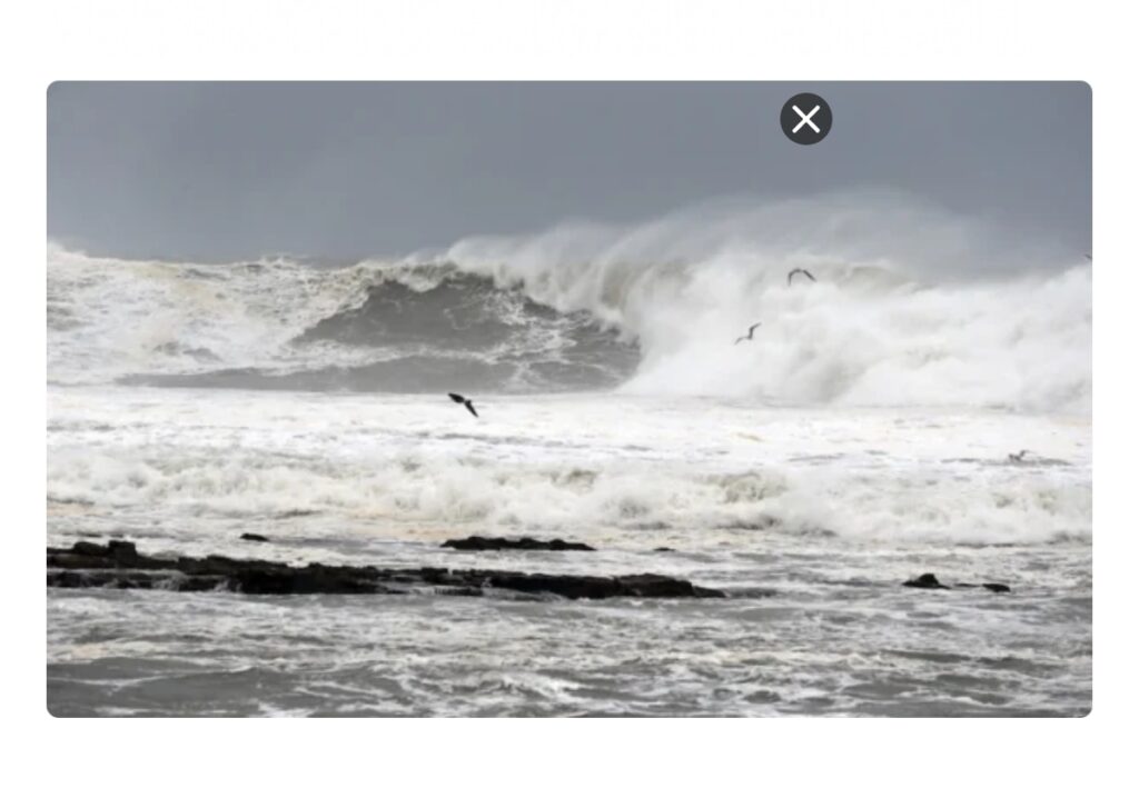 استنفار في سواحل المغرب: أمواج “تسونامي” مصغرة تصل لـ 7 أمتار ورياح قوية تضرب هذه المناطق