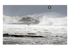 استنفار في سواحل المغرب: أمواج “تسونامي” مصغرة تصل لـ 7 أمتار ورياح قوية تضرب هذه المناطق