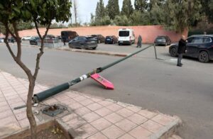 نجاة أسرة من كارثة محققة إثر سقوط عمود كهربائي