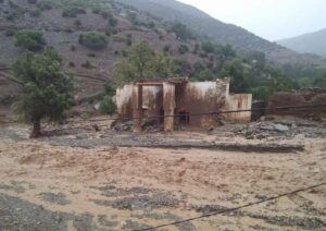 الأمطار تتسبب في انهيار منزل طيني، وسط أنباء عن سقوط ضحايا