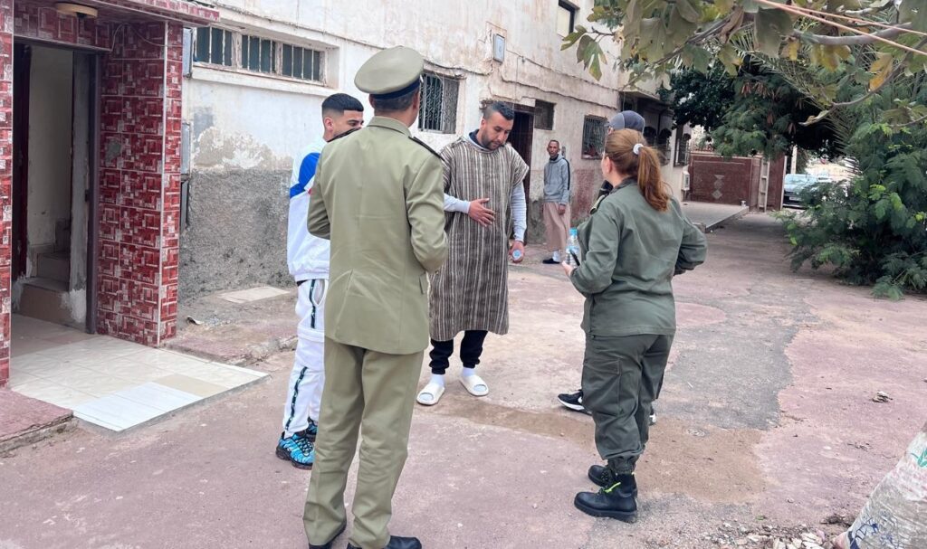 قائدة الملحقة الإدارية الخامسة تقود حملة تحسيسية لتوعية الساكنة بمخاطر النشرة الإنذارية.