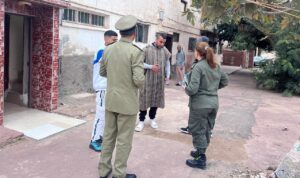 قائدة الملحقة الإدارية الخامسة تقود حملة تحسيسية لتوعية الساكنة بمخاطر النشرة الإنذارية.