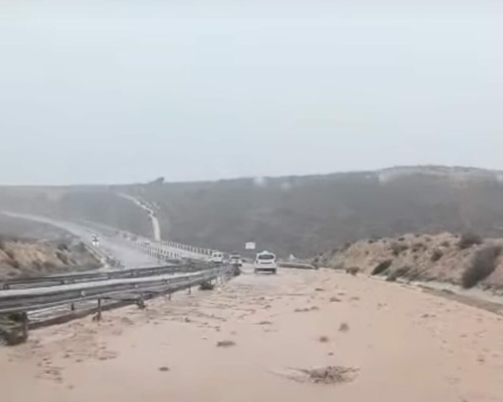 السيول تغمر قنطرة واد ماسة وتربك حركة السير في محور استراتيجي