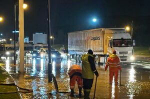 طنجة: تساقطات مطرية غزيرة تُغرق الشوارع وتستدعي تدخل السلطات