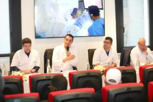 ثورة “الروبوتيك” الطبي بالمغرب: مستشفى أكادير الجامعي يتحول إلى منصة مرجعية لإفريقيا في الجراحة الذكية