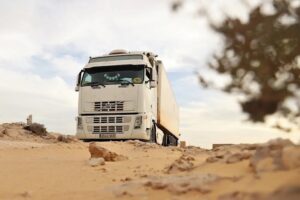 استمرار احتجاز شاحنات مغربية بغينيا كوناكري، ومصدر مطلع يكشف وضعية السائقين