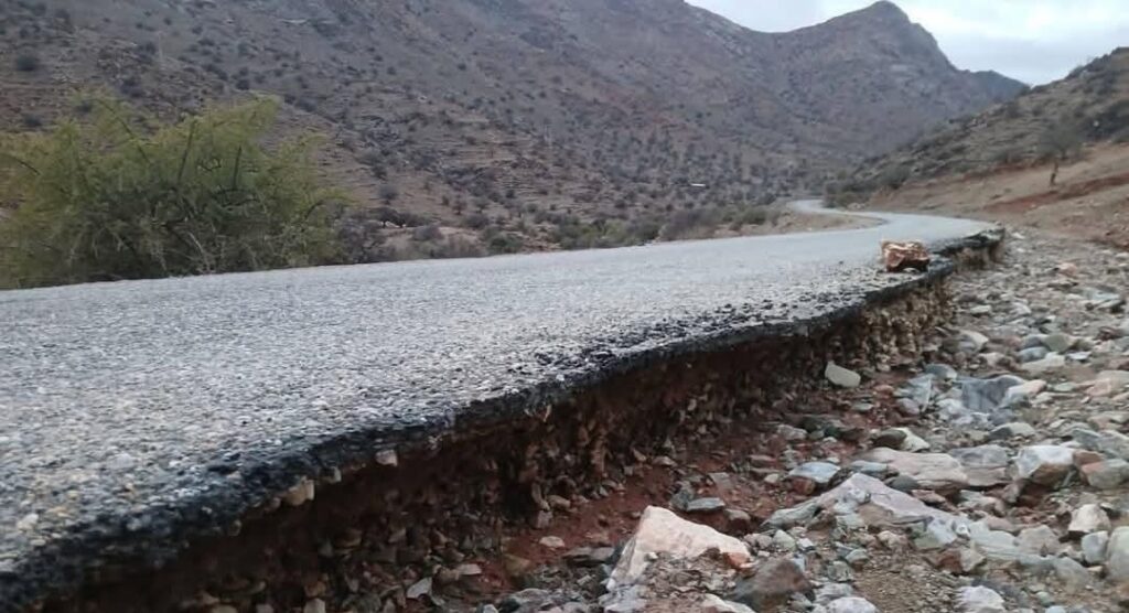 تيزنيت: تآكل جنبات الطريق الجهوية 104 يثير مخاوف السائقين والساكنة