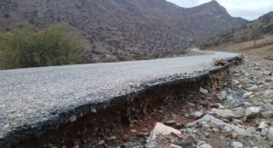 تيزنيت: تآكل جنبات الطريق الجهوية 104 يثير مخاوف السائقين والساكنة