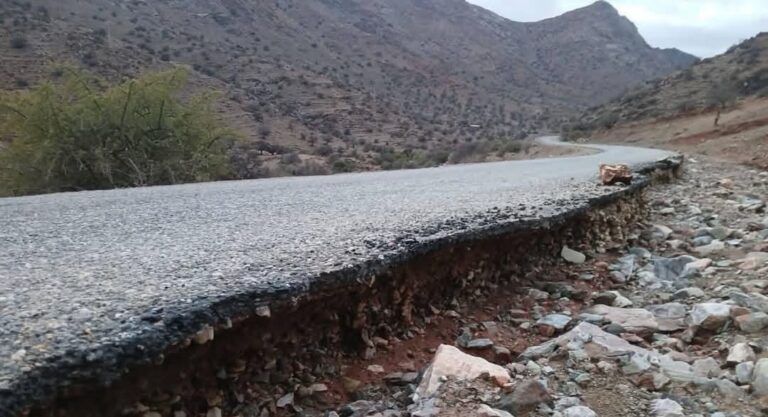 تيزنيت: تآكل جنبات الطريق الجهوية 104 يثير مخاوف السائقين والساكنة