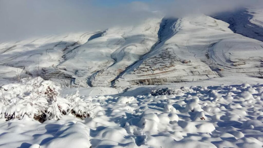 الأرصاد الجوية: ثلوج فوق قمم الأطلس والريف وأمطار ورياح قوية بعدة مناطق اليوم