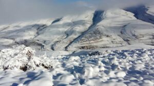 الأرصاد الجوية: ثلوج فوق قمم الأطلس والريف وأمطار ورياح قوية بعدة مناطق اليوم