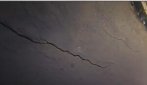 “هبوط أرضي” قبالة سوق الأحد بأكادير يثير القلق، مواطنون يطالبون بالتحرك العاجل