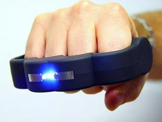 تفكيك نشاط لتصنيع وترويج الصواعق الكهربائية بعد رصد إعلانات مشبوهة