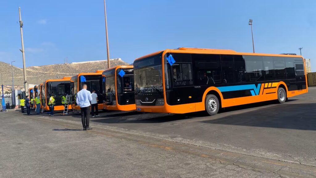 أكادير: معاناة يومية للمواطنين مع أزمة النقل بتيكيوين دون حلول فعالة