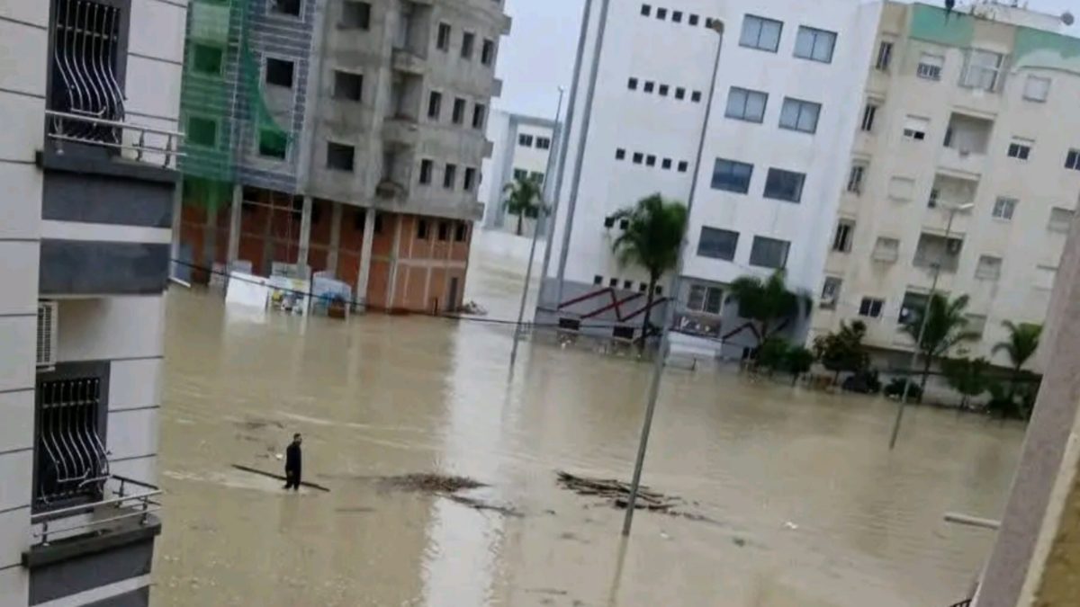 الأمن الوطني يعبّئ مخبزتين متنقلتين لتموين المتضررين من فيضانات وادي اللوكوس بالقصر الكبير