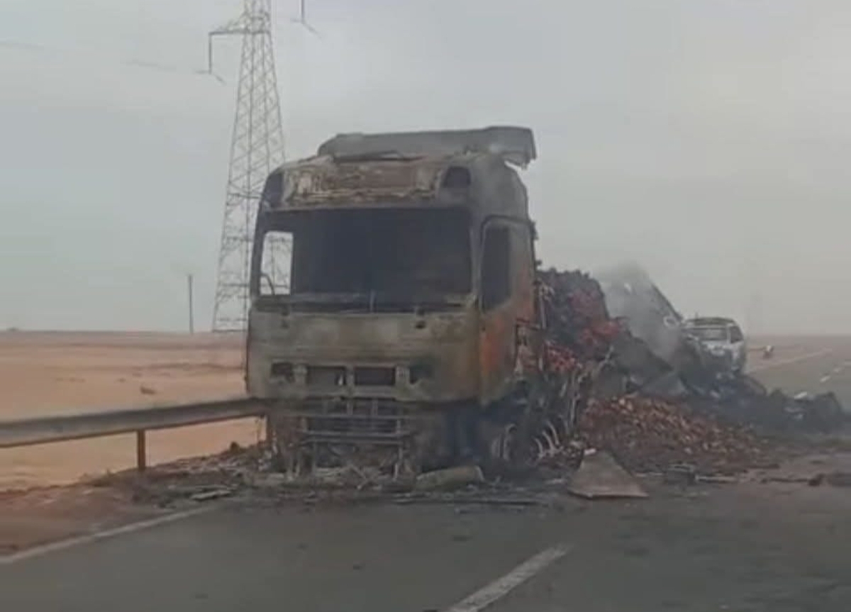 النيران تلتهم "شريان غذاء" على طريق كلميم - العيون.. تفاصيل حادثة شاحنة الخضر بالوطية