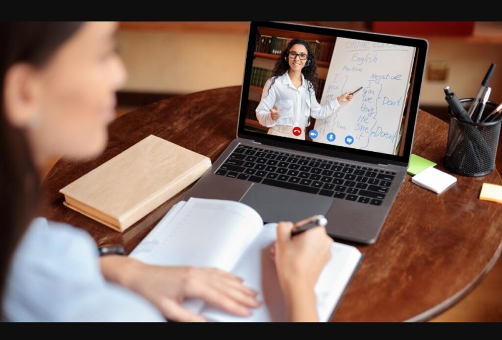 بعد كورونا: اعتماد التعليم عن بعد بالقصر الكبير بسبب الفيضانات والتقلبات الجوية