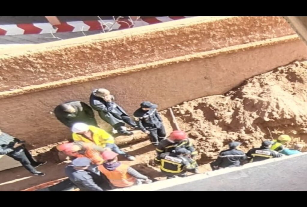 انهيار أرضي يرسل عاملا في وضع حرج إلى المستشفى