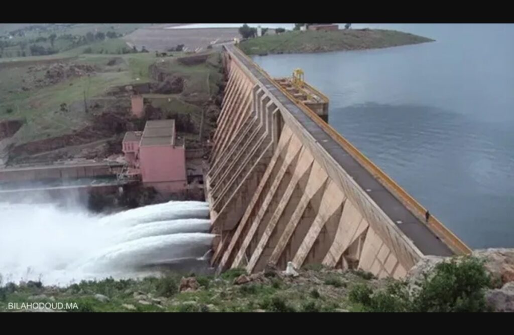 زلزال مائي: سد “وادي المخازن” في عين العاصفة… شبح أل 140%، والقدر الذي وضع “القصر الكبير” تحت الاختبار والاستنفار