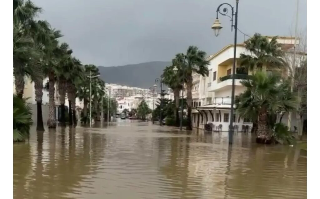 استنفار في تطوان: الفيضانات تشل حركة السير والسلطات تقرر إخلاء المصانع وفتح الطريق السيار مجاناً