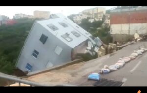 الفيضانات تتسبب في انهيار منزل مكون من ثلاثة طوابق بتاونات