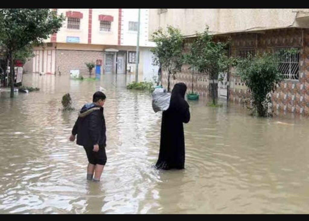 القصر الكبير في قلب العاصفة: سيول “وادي المخازن” تعزل المدينة وتُنذر بوقوع كارثة إنسانية