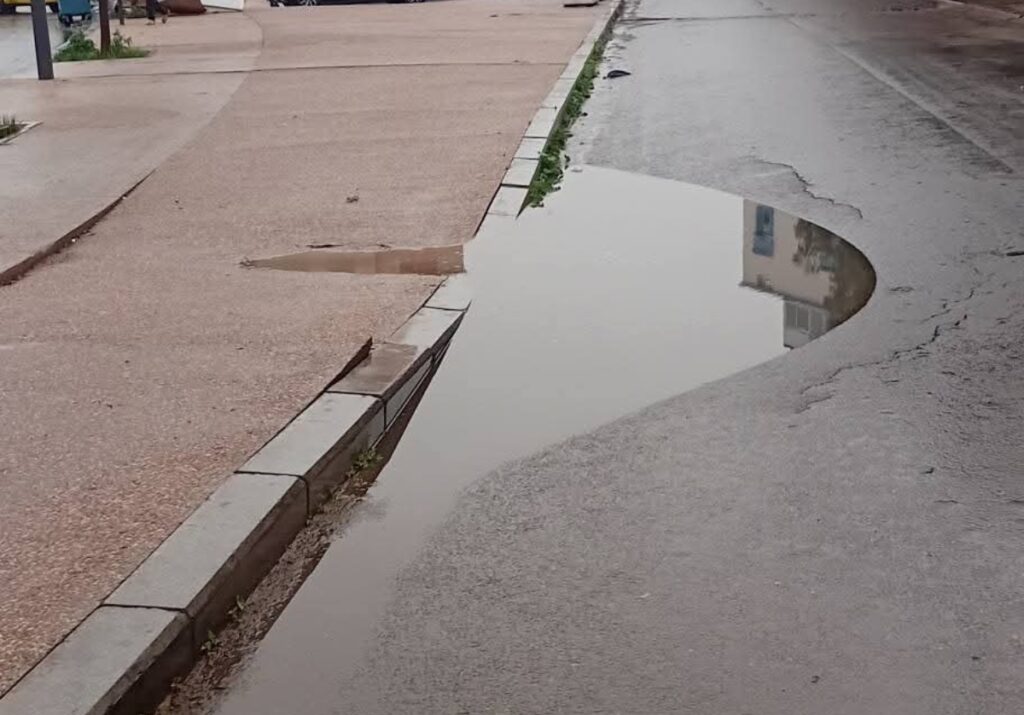 تشققات وحفر تربك حركة السير وسط مدينة أكادير، ومواطنون ينشدون حلولا عاجلة