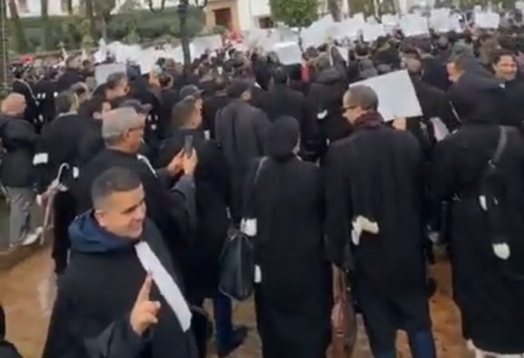 “انتفاضة البذل السوداء”.. محامو المغرب يحاصرون البرلمان دفاعاً عن قلعة الاستقلال