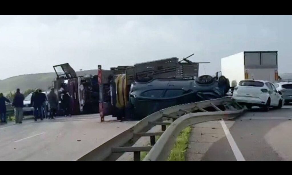 رياح قوية تتسبب في انقلاب شاحنة بالطريق السيار